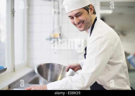 Happy Baker working in commercial Kitchen Banque D'Images