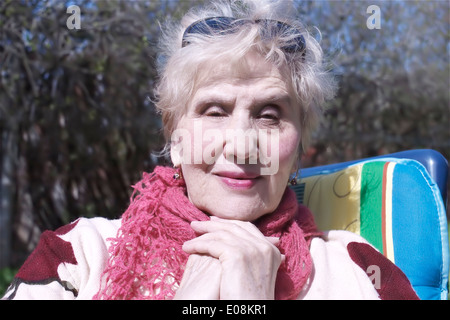 Portrait de femme âgée de bonne humeur Banque D'Images