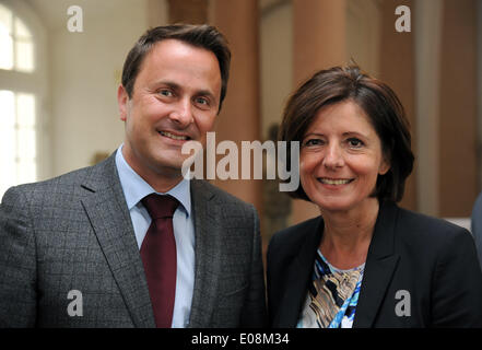 Trier, Allemagne. 06 mai, 2014. Premier ministre de Rhénanie-Palatinat (RP) Malu Dreyer (R) et le Premier Ministre du Luxembourg Xavier Bettel (L) répondre avant la réunion conjointe le RP le cabinet et le gouvernement luxembourgeois à l'extérieur du Palais des princes électeurs de Trèves, Allemagne, 06 mai 2014. Photo : Harald TITTEL/dpa/Alamy Live News Banque D'Images