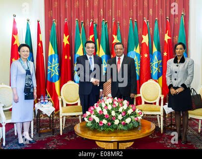 Addis Abeba, Ethiopie. 6 mai, 2014. Le Premier ministre chinois Li Keqiang (2e L) se réunit avec le Président éthiopien Mulatu Teshome (2e R) à Addis-Abeba, Ethiopie, le 6 mai 2014. La femme de Li Cheng Hong et l'épouse de Mulatu Meaza a également assisté à la réunion. © Wang Ye/Xinhua/Alamy Live News Banque D'Images