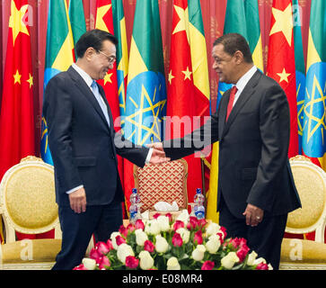 Addis Abeba, Ethiopie. 6 mai, 2014. Le Premier ministre chinois Li Keqiang (L) se réunit avec le Président éthiopien Mulatu Teshome à Addis-Abeba, Ethiopie, le 6 mai 2014. © Wang Ye/Xinhua/Alamy Live News Banque D'Images