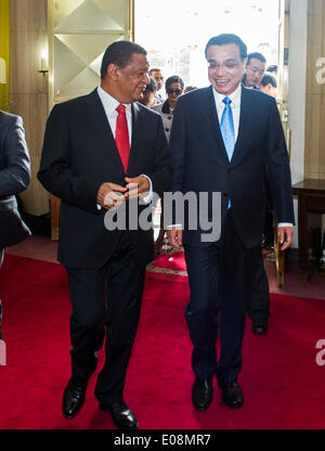 Addis Abeba, Ethiopie. 6 mai, 2014. Le Premier ministre chinois Li Keqiang (R) rencontre avec le Président éthiopien Mulatu Teshome à Addis-Abeba, Ethiopie, le 6 mai 2014. © Wang Ye/Xinhua/Alamy Live News Banque D'Images