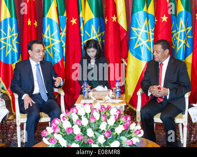 Addis Abeba, Ethiopie. 6 mai, 2014. Le Premier ministre chinois Li Keqiang (L) se réunit avec le Président éthiopien Mulatu Teshome (R) à Addis-Abeba, Ethiopie, le 6 mai 2014. © Wang Ye/Xinhua/Alamy Live News Banque D'Images