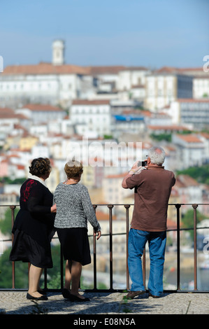 Les touristes de prendre des photos à Coimbra, Portugal Banque D'Images