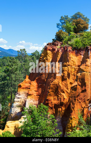 Les falaises rouges de Roussillon (Les Ocres), Provence, France Banque D'Images