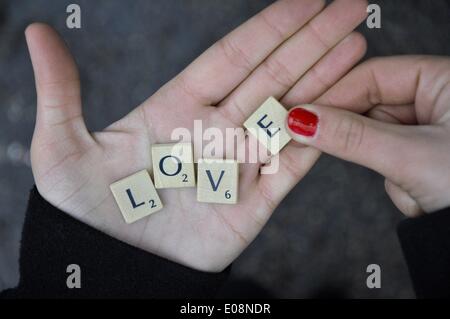 Illustration - les tuiles de crabble sur une main féminine forment le mot « Love » en Allemagne, 17 janvier 2013. Fotoarchiv für Zeitgeschichte - PAS DE SERVICE DE FIL Banque D'Images