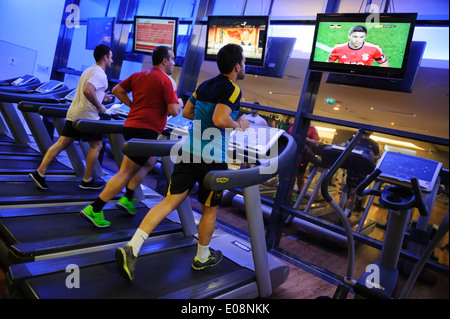 Les hommes court seul sur tapis roulant, à la salle de sport Banque D'Images