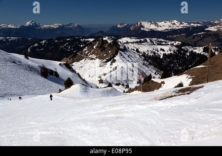 Une image prise tout en descendant vers le bas Les Arbis ski run à Morzine. Banque D'Images