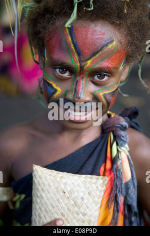 Vêtus de costumes traditionnels et le corps de la peinture, les membres d'un groupe de danse dames accueillent les visiteurs à l'île de Tanna, Vanuatu. Banque D'Images