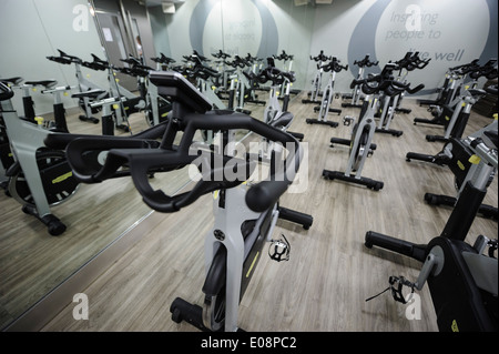 L'exercice de sport vide salle pleine de vélos Banque D'Images