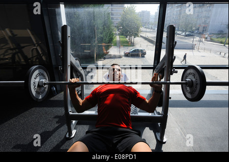 L'homme de faire des exercices de développé couché dans la salle de sport Banque D'Images