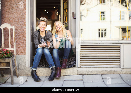 Portrait de femme tailleurs assis à la porte de studio Banque D'Images