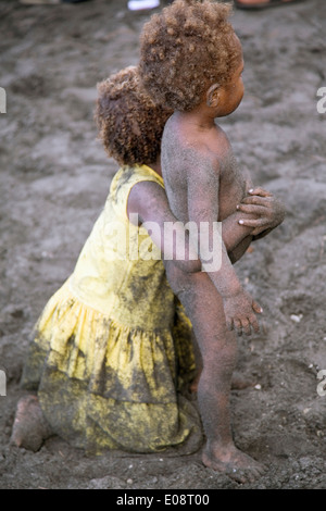 Les jeunes de l'île de Tanna semblent bénéficier d'un mode de vie insouciant béatement, Vanuatu Pacifique Sud. Banque D'Images