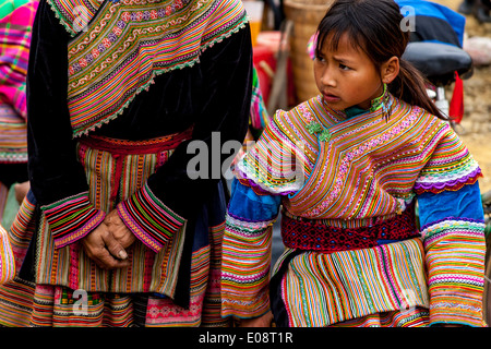 Un enfant de l'ethnie Hmong fleurs au marché du dimanche de Bac Ha, province de Lao Cai, Vietnam Banque D'Images