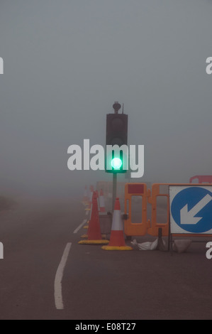 Feu de circulation sur la route de brouillard vert uk Banque D'Images