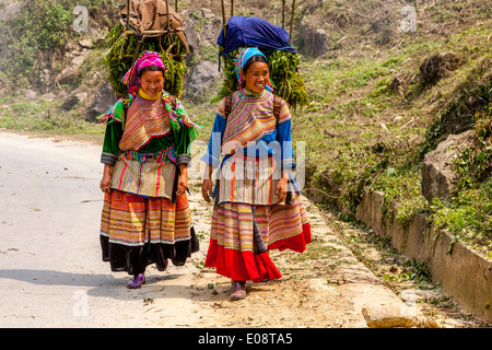 Des jeunes femmes de l'ethnie Hmong fleur sur leur façon de marché, Bac Ha, province de Lao Cai, Vietnam Banque D'Images