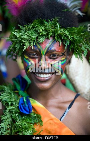 Vêtus de costumes traditionnels et le corps de la peinture, les membres d'un groupe de danse dames accueillent les visiteurs à l'île de Tanna, Vanuatu, SP Banque D'Images