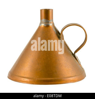 Ancien Entonnoir en laiton rustique isolé sur fond blanc Banque D'Images
