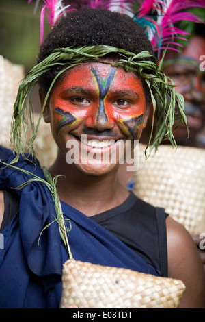 Vêtus de costumes traditionnels et le corps de la peinture, les membres d'un groupe de danse dames accueillent les visiteurs à l'île de Tanna, Vanuatu, SP Banque D'Images