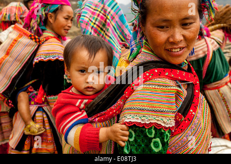 Une mère et enfant de la tribu de Colline Flower Hmong au marché des services à caractère ethnique peuvent cau, province de Lao Cai, Vietnam Banque D'Images