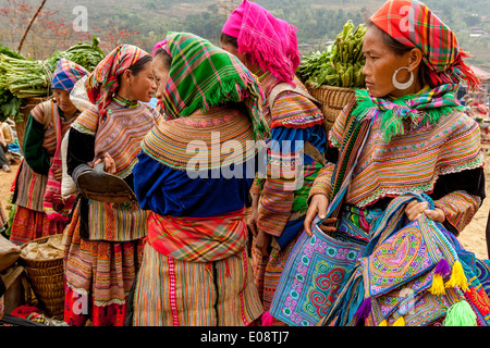 Flower Hmong au marché ethnique dans peuvent cau, province de Lao Cai, Vietnam Banque D'Images