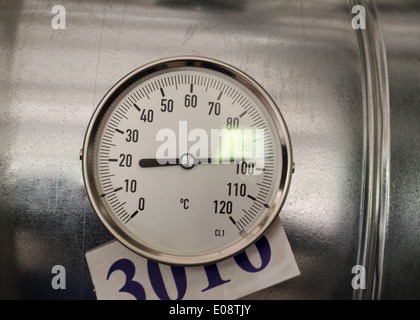 Thermomètre industriel circulaire de température montrent que presque cent degrés celsius. Banque D'Images