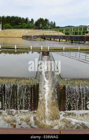 Traitement des eaux d'égout industrielles cleanment propose un mécanisme de filtrage et de l'eau Débit d'eau du bassin dans la piscine. Banque D'Images