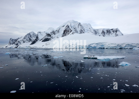 Côte de loubat île dans le canal lemaire sur grahamland Antarctique Banque D'Images