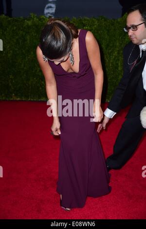 Selena Gomez aux arrivées pour 'Charles James : Au-delà de Fashion' Soirée d'ouverture du Metropolitan Museum of Art - Gala annuel de la partie 7, Anna Wintour Costume Center, New York, NY Le 5 mai 2014. Photo par : Gregorio T. Binuya/Everett Collection Banque D'Images