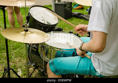 Encore de tambours et de cymbales. Guy part avec des bâtons sur un tambour Banque D'Images