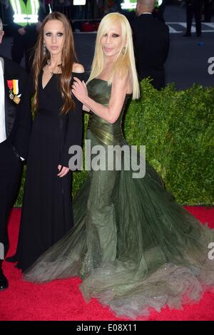 New York, NY, USA. 5 mai, 2014. Allegra Versace, Donatella Versace au niveau des arrivées pour 'Charles James : Au-delà de Fashion' Soirée d'ouverture du Metropolitan Museum of Art - Gala annuel de la partie 7, Anna Wintour Costume Center, New York, NY Le 5 mai 2014. Credit : Gregorio T./Binuya Everett Collection/Alamy Live News Banque D'Images