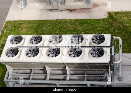 Ventilateur tournent sur la construction industrielle de biogaz biogaz plante. Processus de l'énergie de remplacement des installations de traitement d'eau slu Banque D'Images