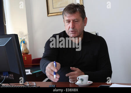 Sarajevo, Bosnie-Herzégovine. 6 mai, 2014. L'entraîneur de l'équipe nationale de football de Bosnie-Herzégovine Safet Susic parle lors d'un entretien avec Xinhua dans son bureau, à Sarajevo, Bosnie-Herzégovine, le 6 mai 2014. © Haris Memija/Xinhua/Alamy Live News Banque D'Images