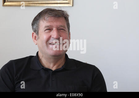 Sarajevo, Bosnie-Herzégovine. 6 mai, 2014. L'entraîneur de l'équipe nationale de football de Bosnie-Herzégovine Safet Susic parle lors d'un entretien avec Xinhua dans son bureau, à Sarajevo, Bosnie-Herzégovine, le 6 mai 2014. © Haris Memija/Xinhua/Alamy Live News Banque D'Images