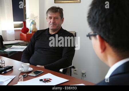 Sarajevo, Bosnie-Herzégovine. 6 mai, 2014. L'entraîneur de l'équipe nationale de football de Bosnie-Herzégovine Safet Susic parle lors d'un entretien avec Xinhua dans son bureau, à Sarajevo, Bosnie-Herzégovine, le 6 mai 2014. © Haris Memija/Xinhua/Alamy Live News Banque D'Images