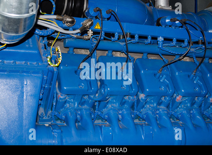 Moteur industriel énorme générer du biogaz à partir des boues de traitement des eaux d'égout demeurent. Banque D'Images