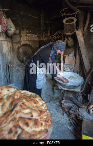 Femme Baker. Orjan village. Al Ayoun Trail. La Jordanie. Moyen Orient Banque D'Images