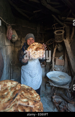 Femme Baker. Orjan village. Al Ayoun Trail. La Jordanie. Moyen Orient Banque D'Images