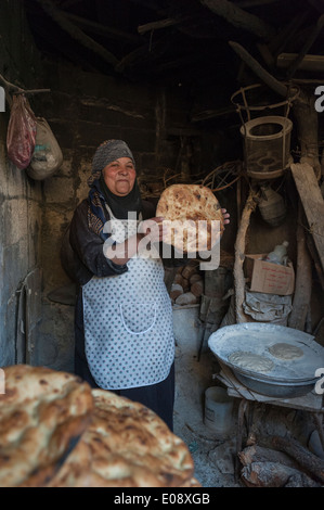 Femme Baker. Orjan village. Al Ayoun Trail. La Jordanie. Moyen Orient Banque D'Images