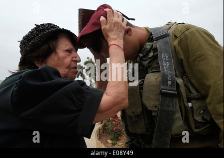 Une femme juive âgée bénit un soldat israélien de la Brigade 35th également connu sous le nom de Brigade des parachutistes lors des célébrations du jour de l'indépendance 66th dans la colline des munitions qui était un poste militaire jordanien fortifié et le site de l'une des batailles les plus féroces de Jérusalem Israël 1967 War.in Banque D'Images