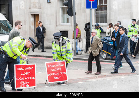 Londres, Royaume-Uni. 6 mai 2014, les agents de la Police métropolitaine de se préparer à la manifestation par les chauffeurs de taxi noir de Londres comme ils protester contre le refus de placer un taxi noir de taxis devant l'entrée du fragment. Photographe : Gordon 1928/Alamy Live News Banque D'Images