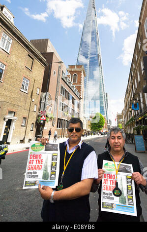 Londres, Royaume-Uni. 6 mai 2014, Londres. Deux chauffeurs de taxi noir de Londres protester en réponse à la décision de TFL de ne pas autoriser un taxi noir de taxis devant l'entrée du fragment. Photographe : Gordon 1928/Alamy Live News Banque D'Images