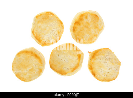 Vue de dessus de cinq du babeurre biscuits sur un fond blanc. Banque D'Images