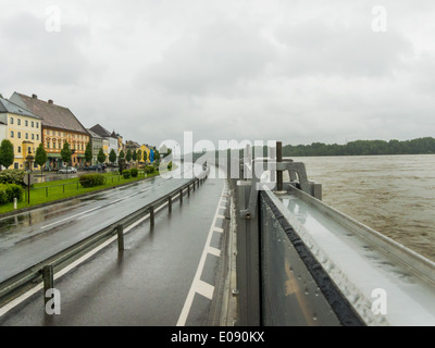 De l'eau élevée en 2013. Mauthausen (Autriche). De l'eau du barrage de protection haute mobile., 2013 Hochwasser. Oesterreich, Mauthausen. Mobiler Banque D'Images