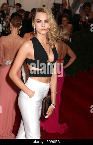 New York, New York, USA. 5 mai, 2014. CARA DELEVINGNE modèle assiste au Costume Institute Gala 2014 Avantages de l'ouverture de 'Charles James : Au-delà de la mode et le nouveau centre de costumes Anna Wintour' eu lieu au Metropolitan Museum of Art © ZUMAPRESS.com/Alamy Kaszerman Nancy/Live News Banque D'Images