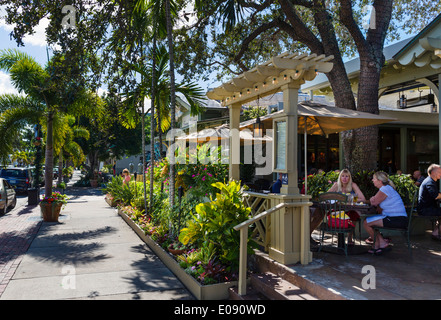 Restaurant sur la 3e rue au centre-ville du Sud, la Côte du Golfe de Naples, Florida, USA Banque D'Images