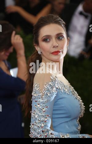 L'actrice Elizabeth Olsen nous assiste à la "Charles James : Au-delà de Fashion' Costume Institute Gala au Metropolitan Museum of Art de New York, USA, le 05 mai 2014. Photo : Hubert Boesl AUCUN SERVICE DE FIL Banque D'Images