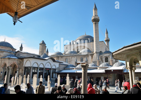 Cour de musée de Mevlana Celaleddin Rumi avec mosquée Mevlana en arrière-plan. Musée Mevlana Jalaluddin Rumi à Konya, Turquie Banque D'Images