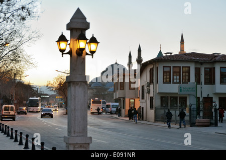 Musée de MEVLANA CELALEDDIN Rumi Mevlana avec vue sur la Mosquée de la rue, Konya, Turquie Banque D'Images