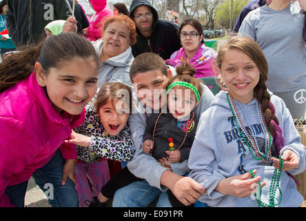 Detroit, Michigan - Les gens le long de la route de la parade annuelle de Cinco de Mayo Banque D'Images